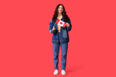 Kırmızı arka planda Kanada bayrağı taşıyan bayan öğrenci