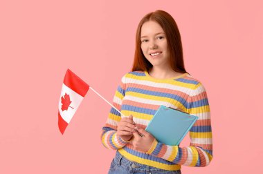 Kanada bayrağı ve pembe arka planda panosu olan bir bayan öğrenci.