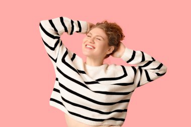 Pembe arka planda mutlu, güzel bir kadın