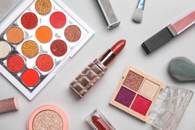Gri arka planda makyaj malzemesi seti. Üst görünüm
