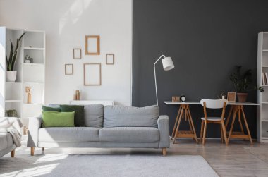 Rahat gri kanepeli modern oturma odasının içi.