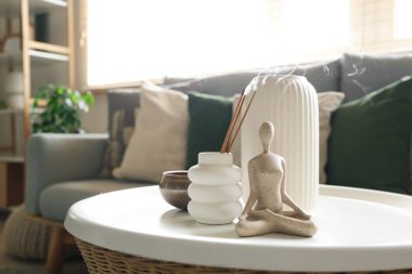 Aroma, Tibet şarkı kasesi ve vazosuyla cadının odasındaki masada duruyor. Yakın plan.