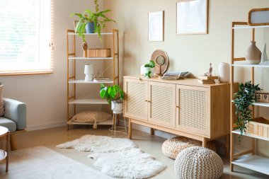 Klozet, raf üniteleri ve bitkilerle dolu oturma odasının içinde.