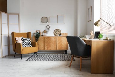 Çalışma odası, klozet ve koltuğu olan oturma odası.