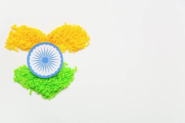 Hindistan 'da beyaz arka planda kalp şeklinde rengarenk pirinçten yapılmış bayrak. Hint Bağımsızlık Günü