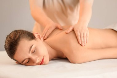 genç kadın masaj spa salonda geri alma