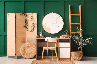 Makyaj masası, bitkiler ve ahşap perdeli bir soyunma odası.