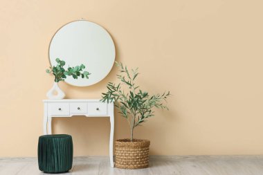 Makyaj masası, ayna ve bitkilerin olduğu soyunma odası.