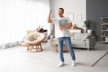 Ağırlık tartısı olan mutlu genç bir adam.