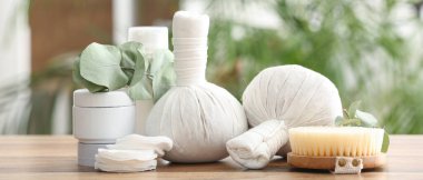 Ahşap masa üzerinde spa aksesuarları olan kompozisyon