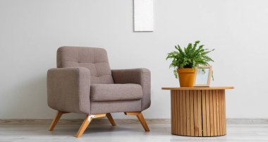 Gri koltuklu ve ahşap masalı oturma odasının içi.