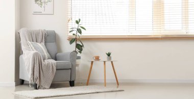 Gri koltuklu ve masalı aydınlatma odasının içi