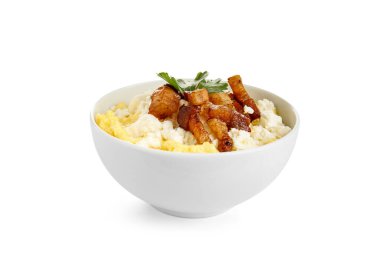 Beyaz arka planda bir kase lezzetli muz.