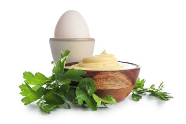 Beyaz arka planda maydanozlu ve yumurtalı taze mayonez kasesi.