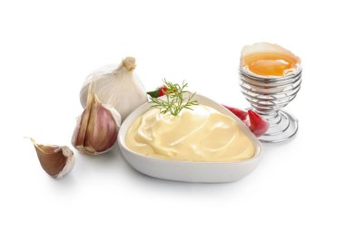 Beyaz arka planda sarımsaklı yumurta ve taze mayonez kasesi.
