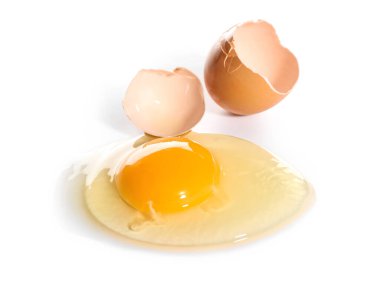 Beyaz arka planda kırılmış tavuk yumurtası.