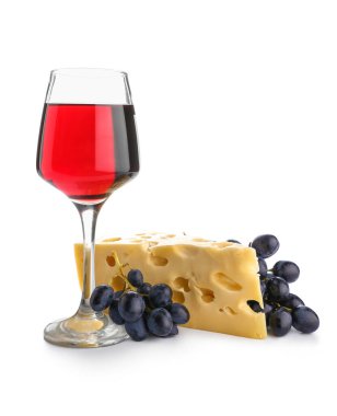 Beyaz arka planda üzümlü ve peynirli nefis bir şarap.