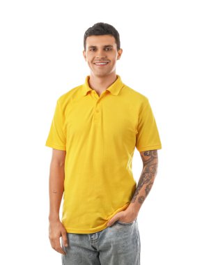 Beyaz arka planda şık sarı tişörtlü yakışıklı genç adam.