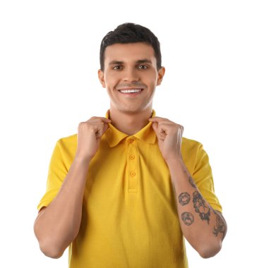 Beyaz arka planda şık sarı tişörtlü yakışıklı genç adam.