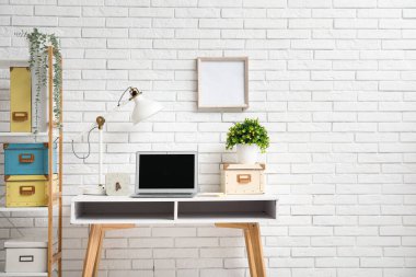 Beyaz tuğla duvarın yanındaki modern işyeri