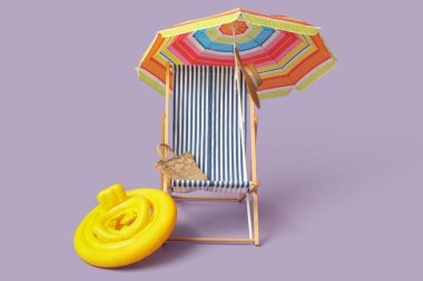 Renkli şemsiyeli çizgili iskemle, şişirilebilir yüzük ve eflatun arkaplanlı el çantası.