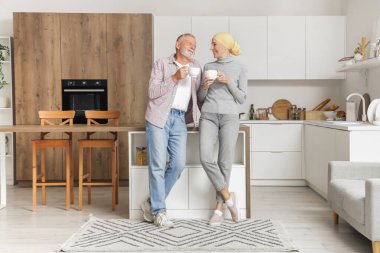 Kemoterapiden sonra olgun bir kadın ve kocası mutfakta bir fincan kahveyle...