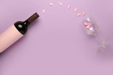 Leylak arkaplanda Sevgililer Günü için şarap ve cam karışımı.