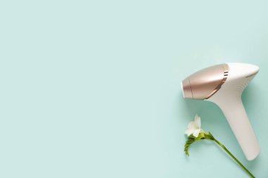 Turkuaz arka planda güzel çiçekli modern fotoepilatör