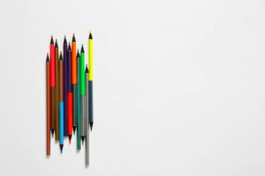 Beyaz arka plan üzerinde izole farklı renkli kalemler