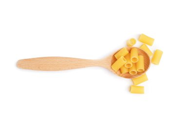 Tahta kaşık ve beyaz arka planda pişmemiş tortiglioni makarna.