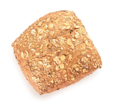 Beyaz arka planda tohumları olan taze tahıllı çörek.