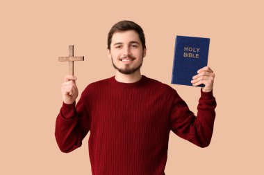 Kutsal kitapla gülümseyen adam ve kahverengi arka planda haç