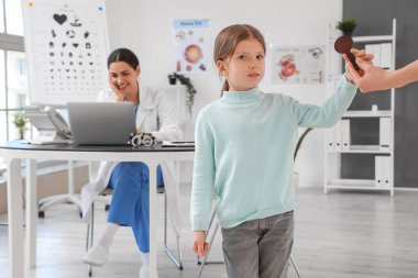 Küçük kız göz kliniğinde tıkandı.