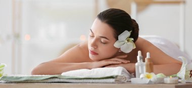 Genç bir kadın kaplıcada dinleniyor.