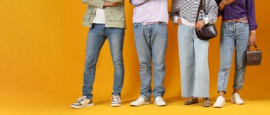 İnsanlar sarı arkaplanda sırada bekliyor, metin için boşluk var.