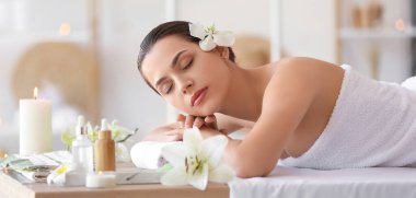 Genç bir kadın kaplıcada dinleniyor.