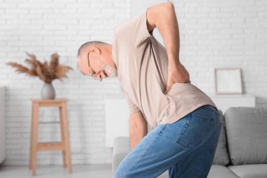 Olgun adam evde sırt ağrısı acı