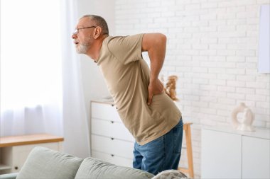 Olgun adam evde sırt ağrısı acı