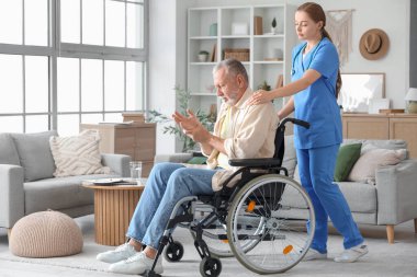 Tekerlekli sandalyedeki Parkinson sendromundan muzdarip son sınıf öğrencisi.