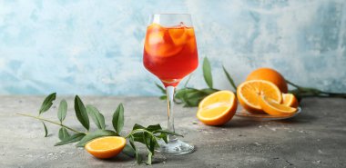 Gri masada bir bardak soğuk Aperol sprey kokteyli.