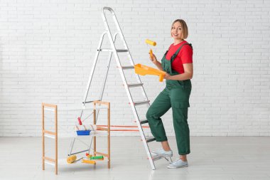 Işık odasındaki merdivenin yanındaki bayan dekoratör.