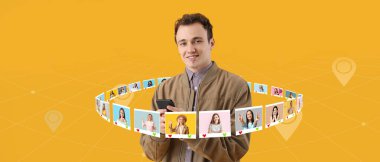 Randevu sitesini kullanan cep telefonu olan genç adam