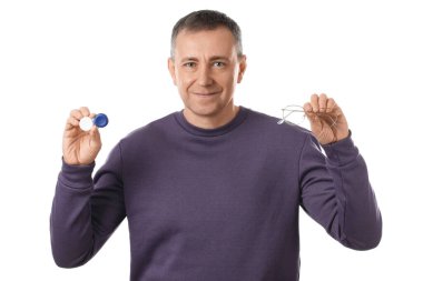 Lens kutusu ve beyaz arka planda gözlüğü olan olgun bir adam.