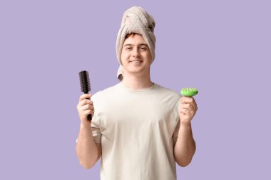 Saçları dökülmüş, masaj aleti olan ve leylak arkaplanı olan mutlu genç bir adam.