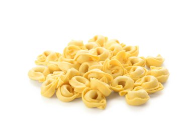 Beyaz arka planda bir sürü çiğ hamur köftesi