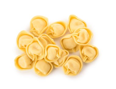 Beyaz arka planda bir sürü çiğ hamur köftesi