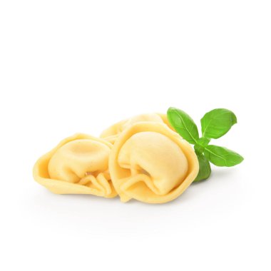 Beyaz arka planda fesleğenli çiğ hamur köftesi