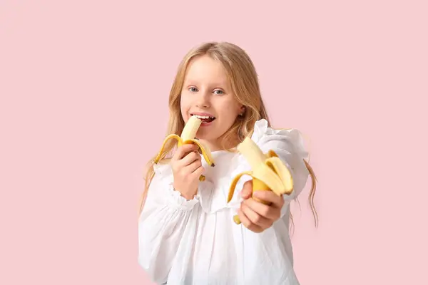 La fille mange de la banane images libres de droit photos de La fille mange de la banane Depositphotos
