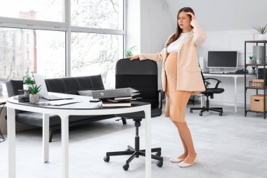 Ofiste çalışan hamile bir iş kadını.