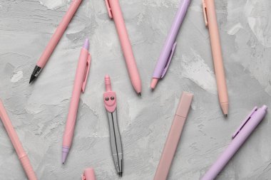 Gri grunge arka planında farklı okul kırtasiyesi